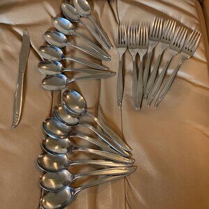 VINTAGE WM. ROGERS & SON STAINLESS STEEL FLATWARE, 22 PIECES, BERMUDA PATTERN